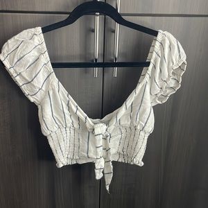 Cropped shirt with tie in front